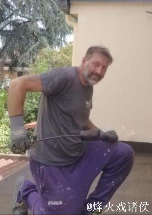 前佛罗伦萨球员里加诺：退役后为了谋生，我重返工地当瓦匠