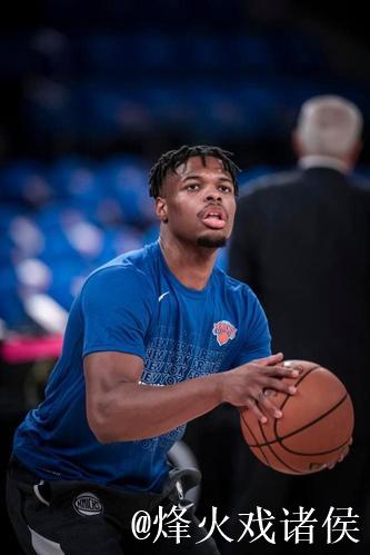 小史密斯穿着蓝色Select3.0，得到16分10篮板4助攻