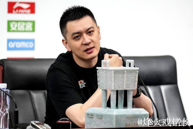 杨鸣:这些年我们经历足够多 今晚玩儿命打好 杨鸣:这些年我们经历足够多 今晚玩儿命打好